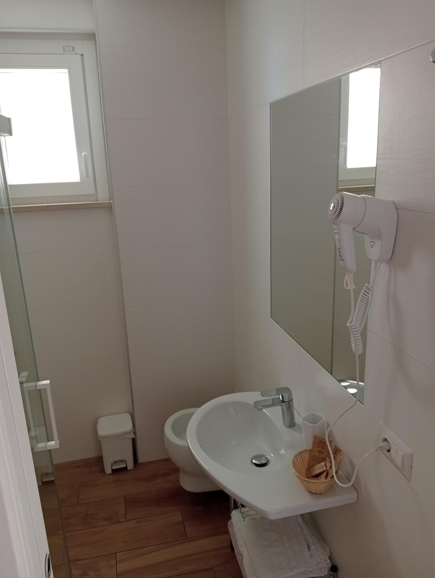 אלבה אדריאטיקה Hotel Flora מראה חיצוני תמונה